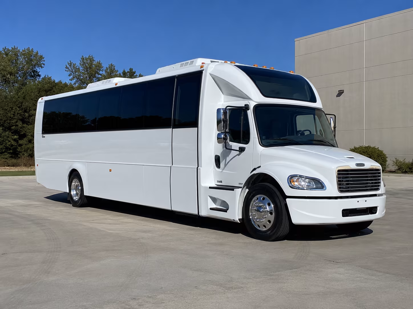 newton 28 passenger party bus